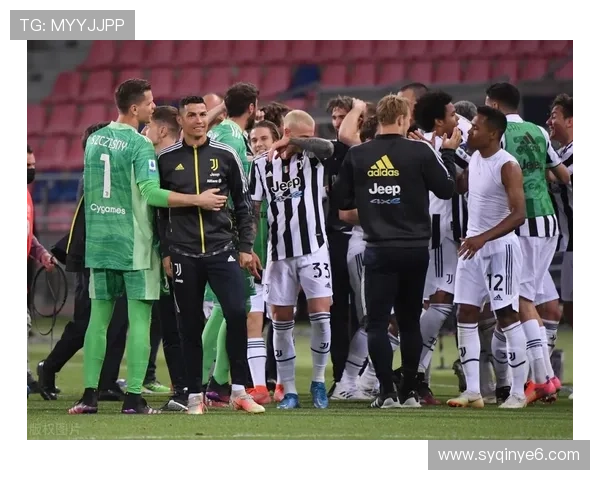 中国足球队成功晋级亚洲杯四强 赛后教练与球员齐心庆祝胜利