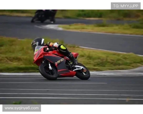 摩托车大奖赛最新动态：赛季新规则引发车队激烈角逐与技术革新